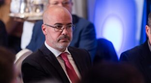 Imputan al delegado del Gobierno en Madrid por contratar a la asesora de Begoña Gómez