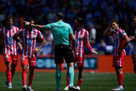 El Atlético sigue sin convencer lejos de casa ante un Alavés que suma un punto vital