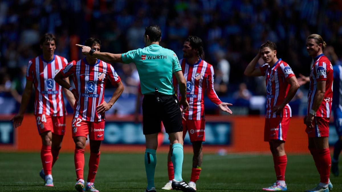 El Atlético sigue sin convencer lejos de casa ante un Alavés que suma un punto vital