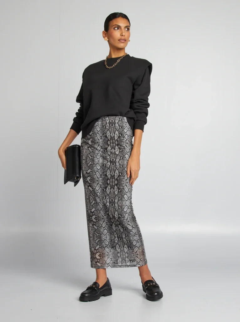 Falda animal print mezclada con una sudadera negra de Kiabi