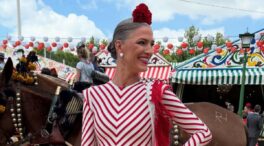 El vestido más original de la Feria de Abril lo lleva Laura Sánchez: a rayas y con hombreras