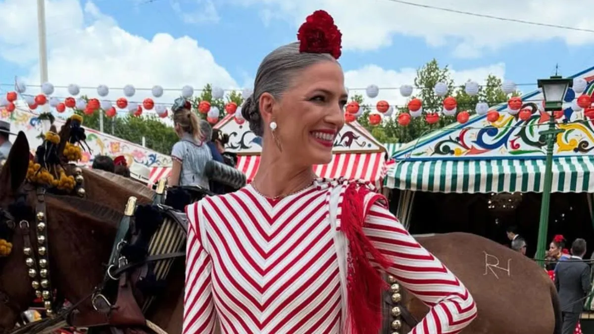 El vestido más original de la Feria de Abril lo lleva Laura Sánchez: a rayas y con hombreras