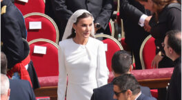 Letizia usa el 'privilège du blanc' en el Vaticano: brilla con perlas australianas y velo de blonda