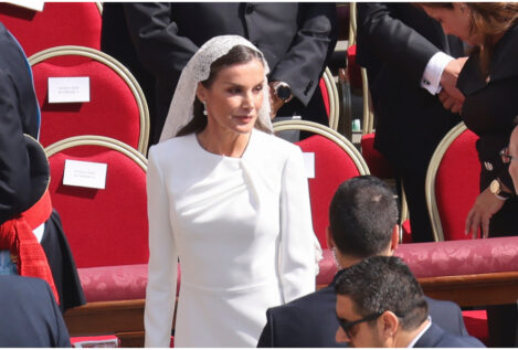 Letizia usa el 'privilège du blanc' en el Vaticano: brilla con perlas australianas y velo de blonda
