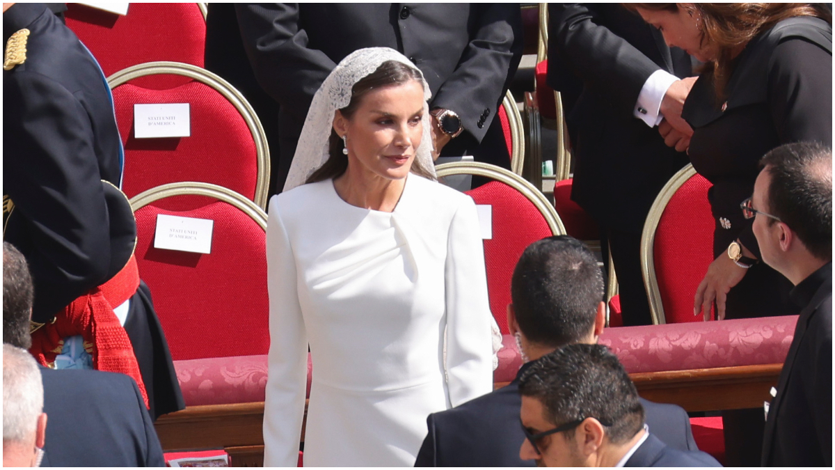 Letizia usa el ‘privilège du blanc’ en el Vaticano: brilla con perlas australianas y velo de blonda