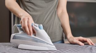 El método efectivo y económico para limpiar la plancha: sal como la solución perfecta