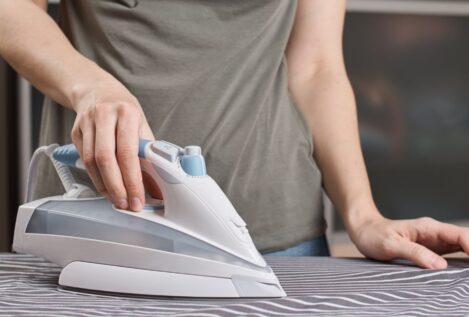El método efectivo y económico para limpiar la plancha: sal como la solución perfecta