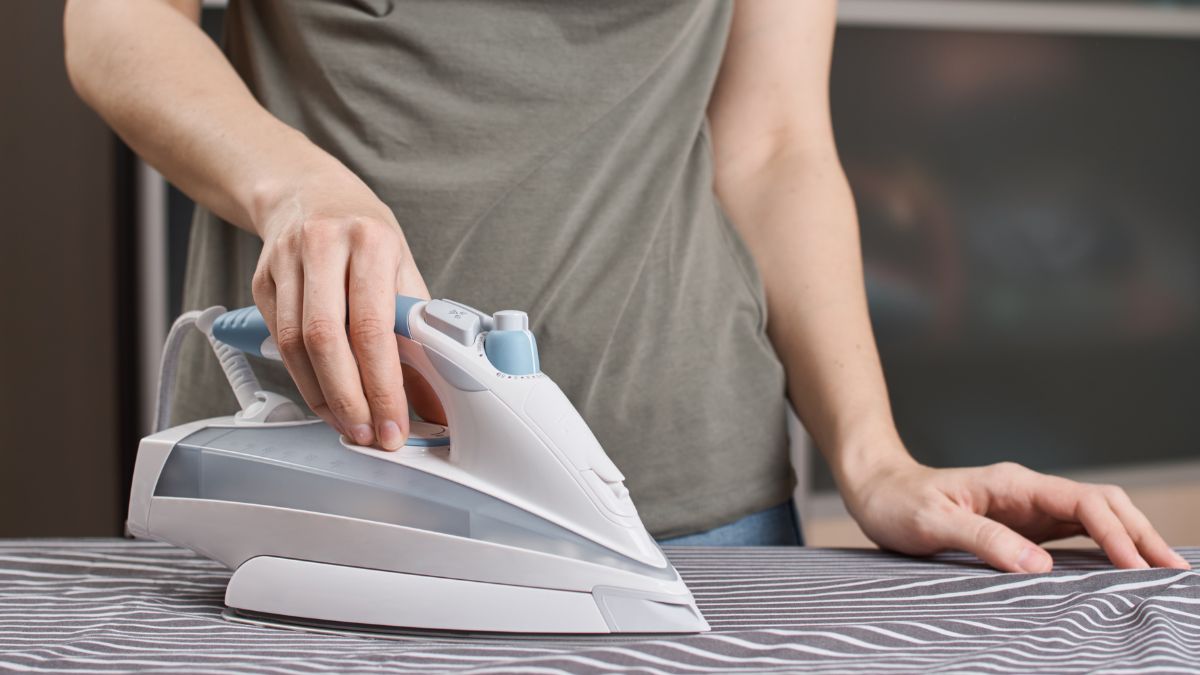 El método efectivo y económico para limpiar la plancha: sal como la solución perfecta