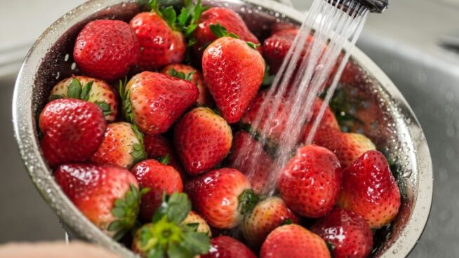 Limpia las fresas con bicarbonato: el método infalible para eliminar pesticidas