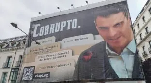 La juez archiva la causa de Sánchez contra Hazte Oír por la lona que le llamaba corrupto