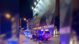 Así desmontaron los bomberos la lona contra Sánchez en el Congreso