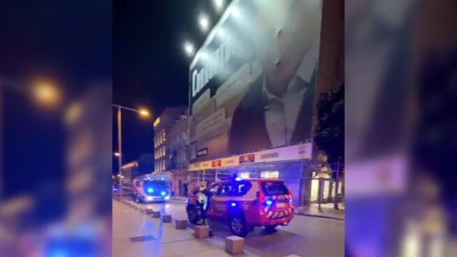 Así desmontaron los bomberos la lona contra Sánchez en el Congreso