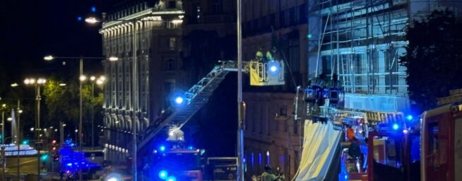 Los bomberos desmontan por orden judicial la lona que llamaba «corrupto» a Pedro Sánchez