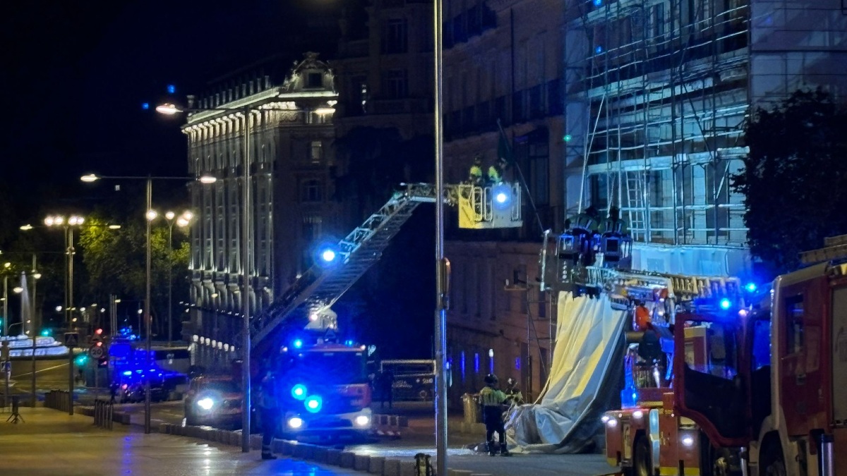 Los bomberos desmontan por orden judicial la lona que llamaba «corrupto» a Pedro Sánchez
