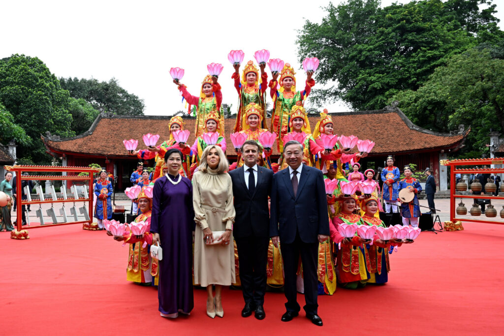 MACRON VISITAN TEMPLO DE LITERATURA EN HANOI DURANTE SU VIAJE A VIETNAM
