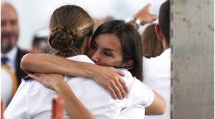 Letizia y su problema con el sol: una médica estética explica sus manchas en los brazos