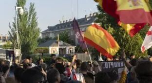 Así ha sido la protesta ante Moncloa: «Si no despertamos ya, tendremos una dictadura»