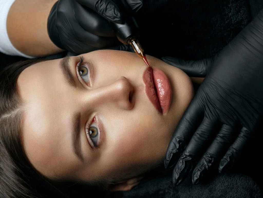 Técnica de maquillaje semipermanente. (Fuente: Aria Beauty Spa)