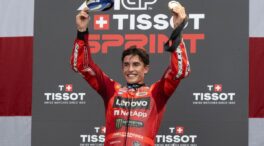 Marc Márquez arrasa al esprint y asalta el liderato de MotoGP