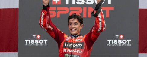 Marc Márquez arrasa al esprint y asalta el liderato de MotoGP