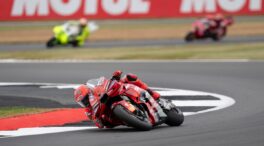 Marc Márquez suda su podio en Silverstone en el triunfo de Bezzecchi