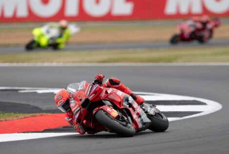 Marc Márquez suda su podio en Silverstone en el triunfo de Bezzecchi