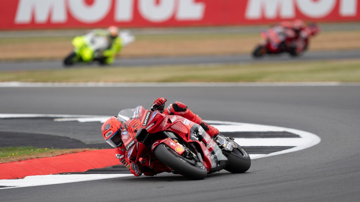 Marc Márquez suda su podio en Silverstone en el triunfo de Bezzecchi
