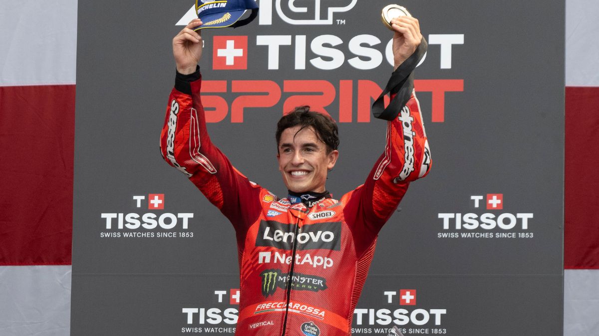 Marc Márquez arrasa al esprint y asalta el liderato de MotoGP