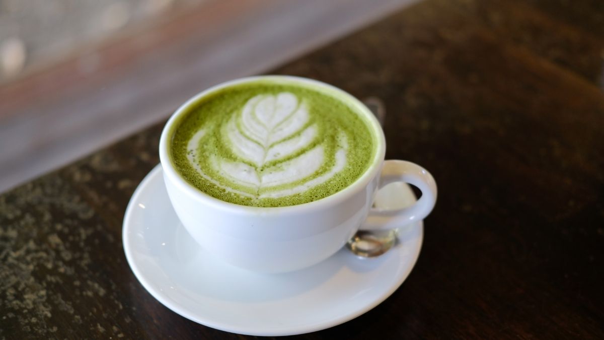 La doctora Acosta Limas responde: ¿el matcha mancha realmente los dientes?