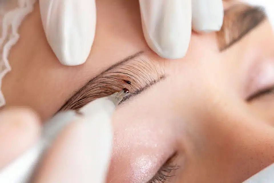 Microblading en las cejas. (Fuente: Camaleon Cosmetics)