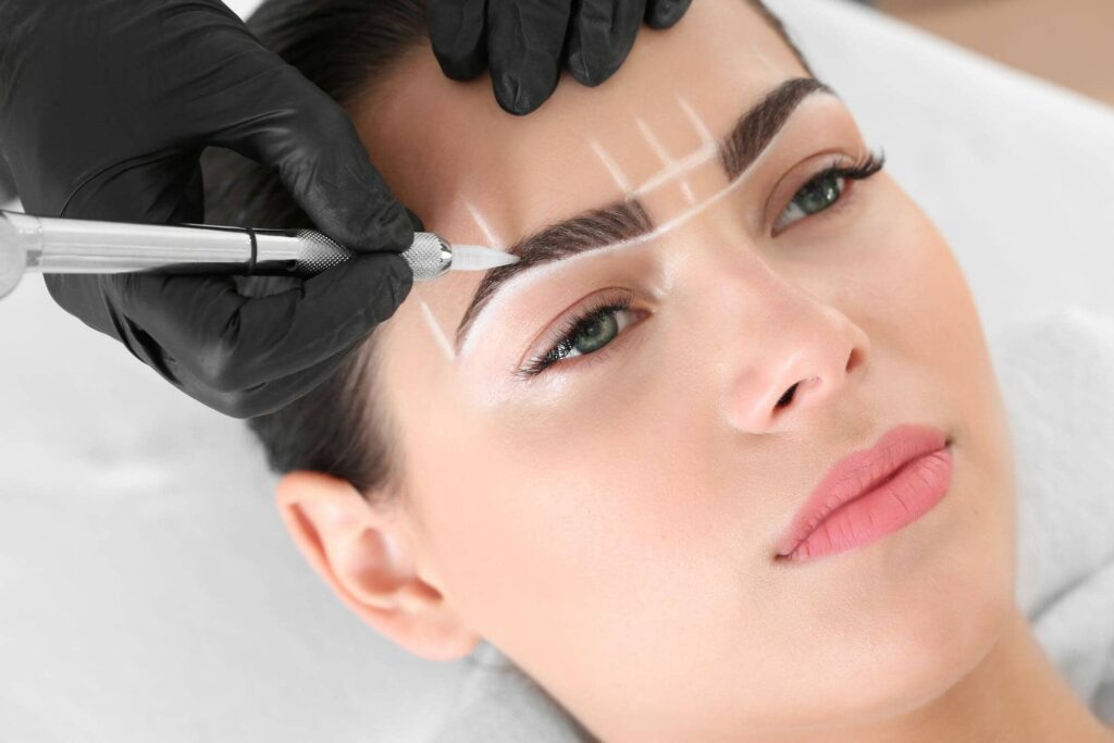 Diseño de cejas con maquillaje semipermanente. (Fuente: Clínica Onay)