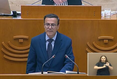 Gallardo toma posesión de su escaño entre críticas por su aforamiento y el plantón de Vox