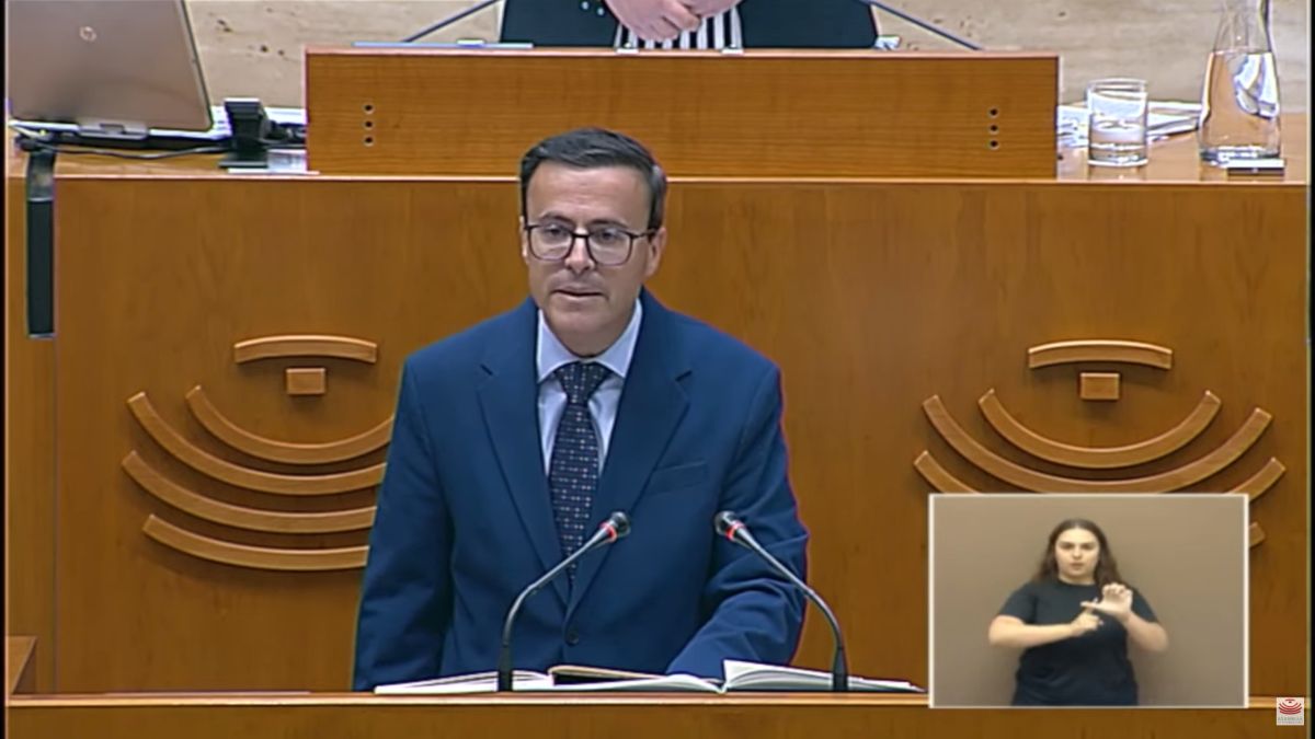 Gallardo toma posesión de su escaño entre críticas por su aforamiento y el plantón de Vox