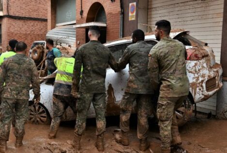 Nueve militares se intoxicaron tras limpiar garajes en Valencia por la dana