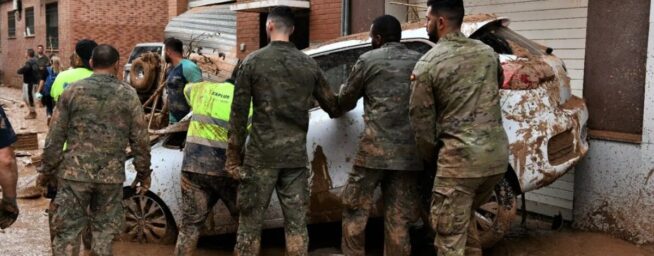 Nueve militares se intoxicaron tras limpiar garajes en Valencia por la dana