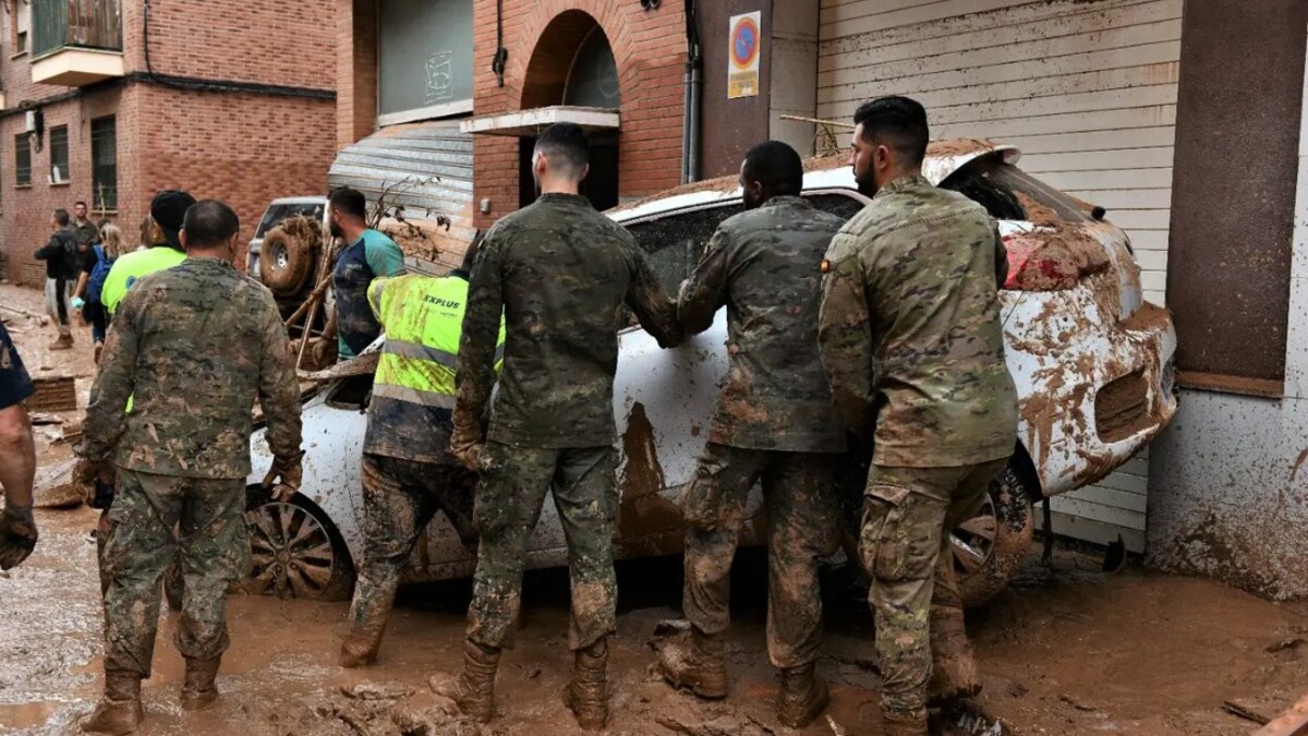 Nueve militares se intoxicaron tras limpiar garajes en Valencia por la dana
