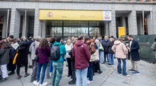 Sanidad cubre todas las plazas MIR a costa de rebajar el listón: basta con un cero para entrar