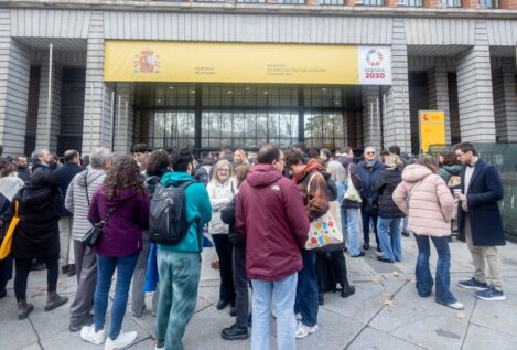 Sanidad cubre todas las plazas MIR a costa de rebajar el listón: basta con un cero para entrar