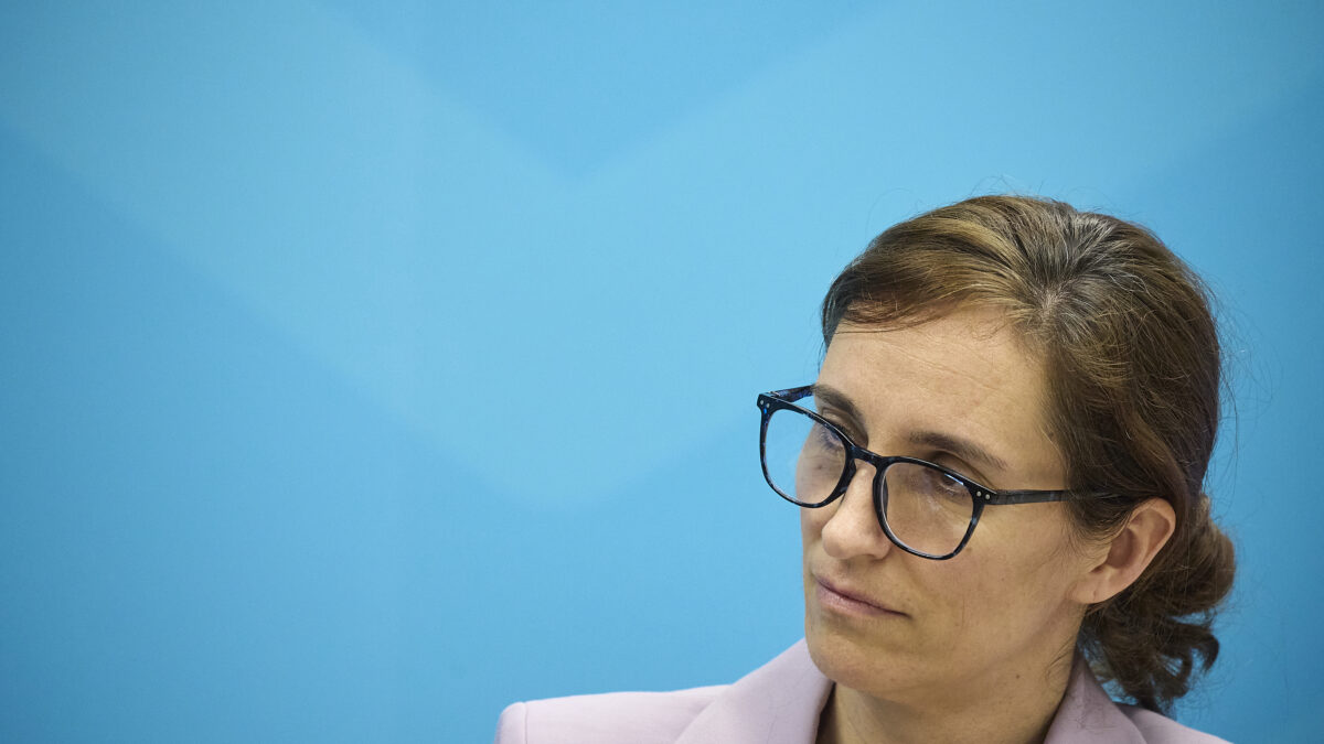 Las feministas piden a Mónica García que investigue e informe sobre las terapias trans