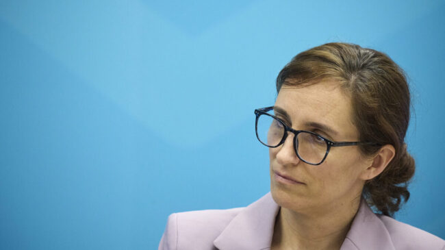 Las feministas piden a Mónica García que investigue e informe sobre las terapias trans