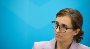 Sanidad prohibirá fumar en terrazas de bares, coches de trabajo y campus universitarios