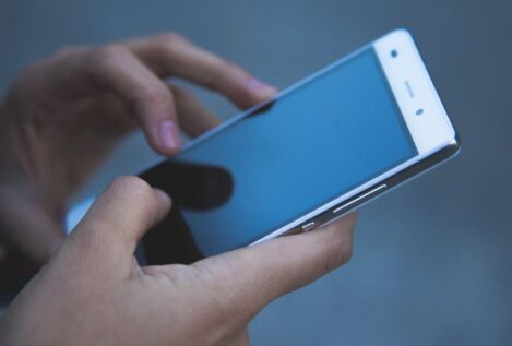 Furor de teléfonos en las cárceles: a un preso le han requisado 16 móviles en cinco años