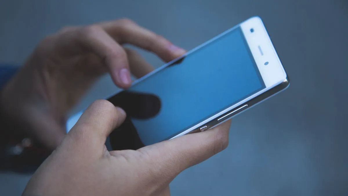 Furor de teléfonos en las cárceles: a un preso le han requisado 16 móviles en cinco años