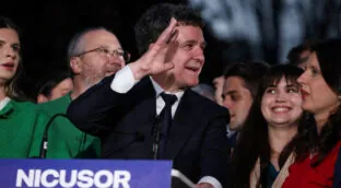 El europeísta Nicusor Dan da la sorpresa y gana la tensa repetición de elecciones en Rumanía