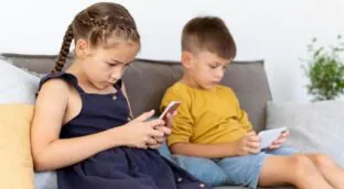 Un estudio revela que el uso de las redes sociales antes de los 13 años atrofia el intelecto