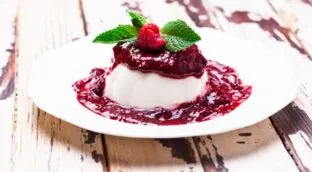 Panna cotta: el postre italiano que refresca tus cenas de primavera