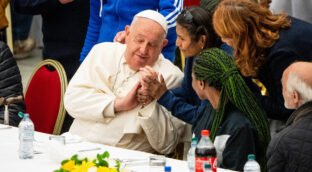 La Iglesia española pide superar «el error» de definir al Papa como progresista o conservador