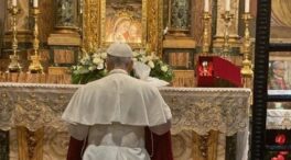 León XIV realiza su primera salida del Vaticano y visita la tumba de Francisco