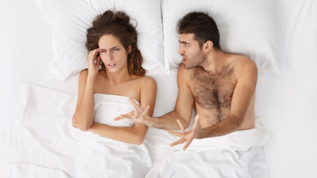 De usar calcetines a tener una almohada única: los detalles que acaban con el deseo sexual