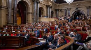 El Parlament catalán aprueba la creación de un cuerpo de funcionarios de acción exterior